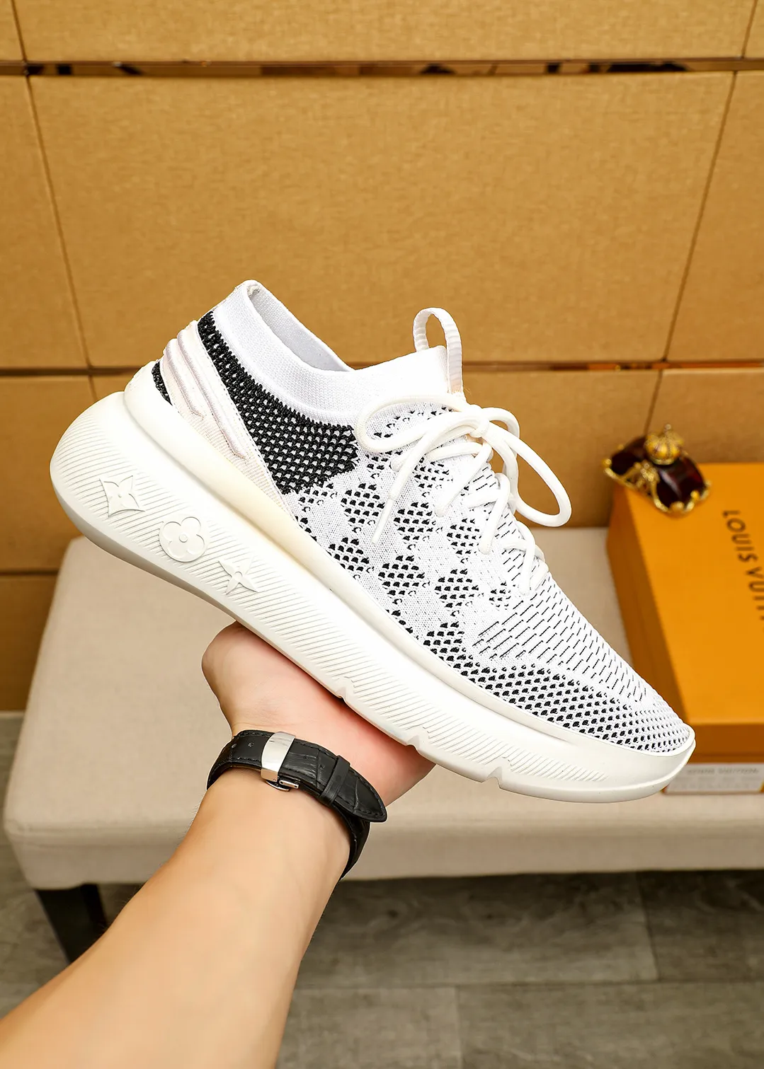 Men's men's shoes 💰480💐 Louis Vuitton Louis Vuitton 2025 new four-season lace-up series! The complex fly-knitting process for shoe uppers is now on the market. The counter has LV shape embossed stitching with original patterns, original raw materials, fabrics, and original fly-knitting! The inside is original and customized! 1:1 outsole mold opening! Foam outsole! 38-44 (45 customized)